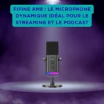 Fifine AM8 : le microphone dynamique idéal pour le streaming et le podcast Microphone dynamique Fifine AM8 sur socle, éclairé par un projecteur violet, mis en avant comme accessoire idéal pour le streaming et le podcast.