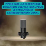 Microphone dynamique Fifine K688 monté sur support, exposé sous projecteur lumineux, avec encart bleu vantant ses atouts pour le streaming et l’enregistrement vocal.
