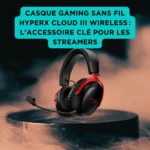 Casque gaming sans fil HyperX Cloud III Wireless noir et rouge, avec micro amovible, présenté sur socle au centre d’une scène enfumée, encart turquoise vantant ses qualités pour le streaming.