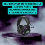 Casque-micro gaming sans fil JBL Quantum 910 Wireless noir, éclairage RGB et micro amovible, posé sur socle avec fond enfumé violet et encart turquoise mettant en avant ses qualités pour les streamers exigeants.