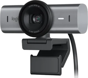 Webcam Logitech MX Brio Ultra-Wide 4K avec capteur 8,5MP montée sur écran, finition métal gris, câble USB visible sur le côté.