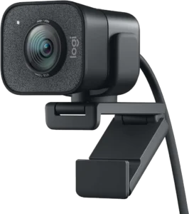 Webcam Logitech StreamCam noire, montée sur un support articulé avec câble USB apparent, objectif large entouré de tissu gris.
