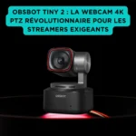Webcam OBSBOT Tiny 2 noire sur socle motorisé PTZ, mise en valeur sur fond noir avec halo lumineux rouge et encart turquoise vantant ses performances 4K pour streamers exigeants.