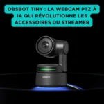Webcam OBSBOT Tiny PTZ noire à intelligence artificielle, posée sur socle éclairé d’un halo vert, fond noir, encart turquoise présentant ses avantages pour les streamers.