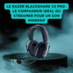 Le Razer Blackshark V2 Pro : le compagnon idéal du streamer pour un son immersif Casque-micro gaming sans fil Razer BlackShark V2 Pro noir, avec micro amovible, posé sur socle au centre d’une scène enfumée, encart turquoise mettant en avant son immersion sonore pour le streaming.