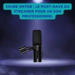 Shure SM7dB : le must-have du streamer pour un son professionnel Microphone dynamique Shure SM7dB monté sur bras articulé, corps noir mat et bonnette mousse épaisse, mis sous projecteur pour le streaming et l’enregistrement professionnel.