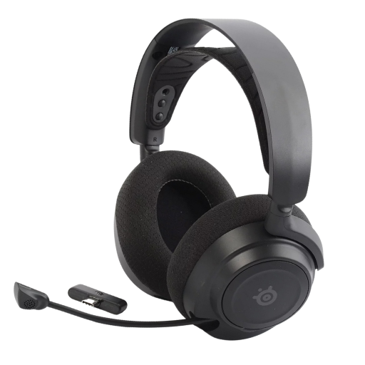Casque-micro gaming sans fil SteelSeries Arctis Nova 7 noir, posé sur socle au centre d’une scène enfumée, encart turquoise vantant son expérience audio premium pour les streamers.